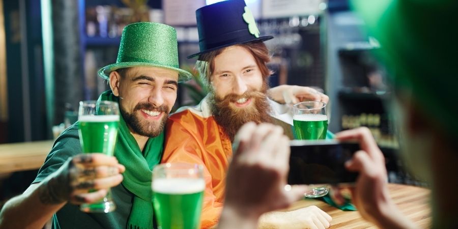 Celebración del día de San Patricio con la famosa cerveza verde