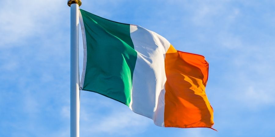Bandera de irlanda ondeando en el aire