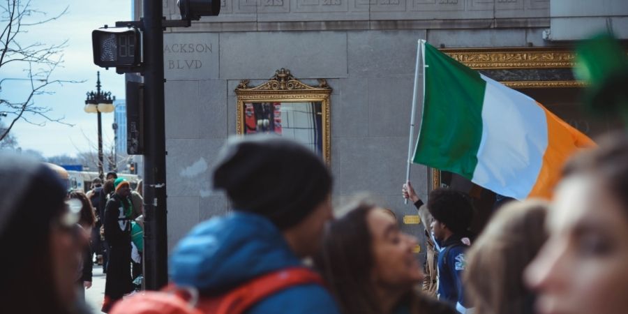 Protestas con la bandera de Irlanda