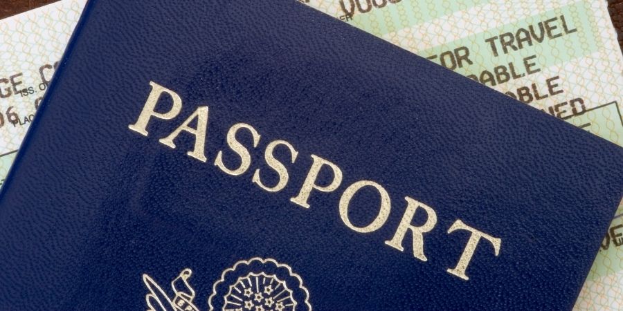 Pasaporte y referencia de trabajo para cerrar un contrato de alojamiento