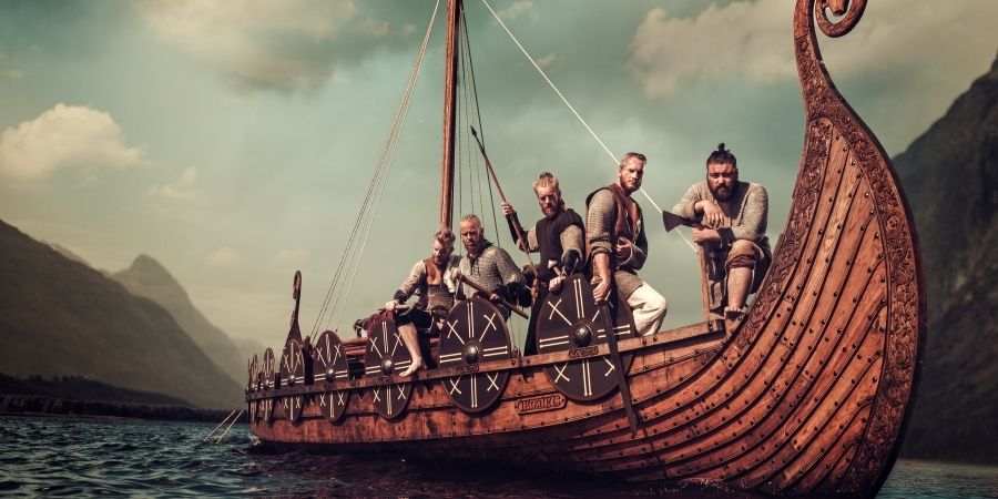 Vikingos entrando a Dublín como parte de su historia
