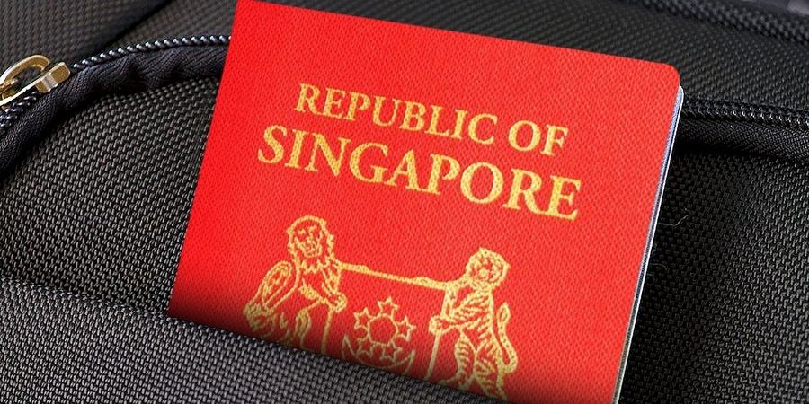 Pasaporte rojo de Singapur en un bolso negro