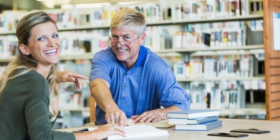 Estudiantes mayores de inglés felices de estar tres meses en Irlanda