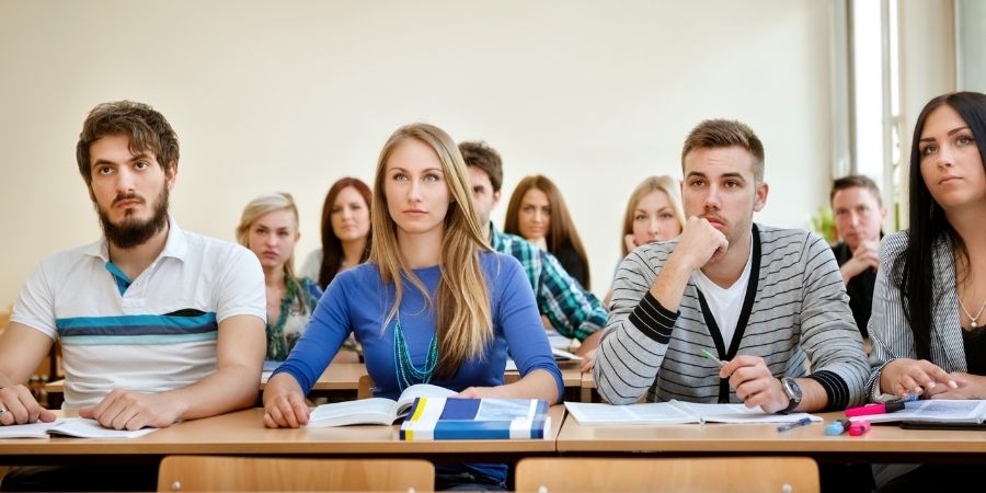 Alumnos prestando atención a la clase