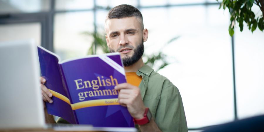 Hombre estudiando libro de inglés en Irlanda