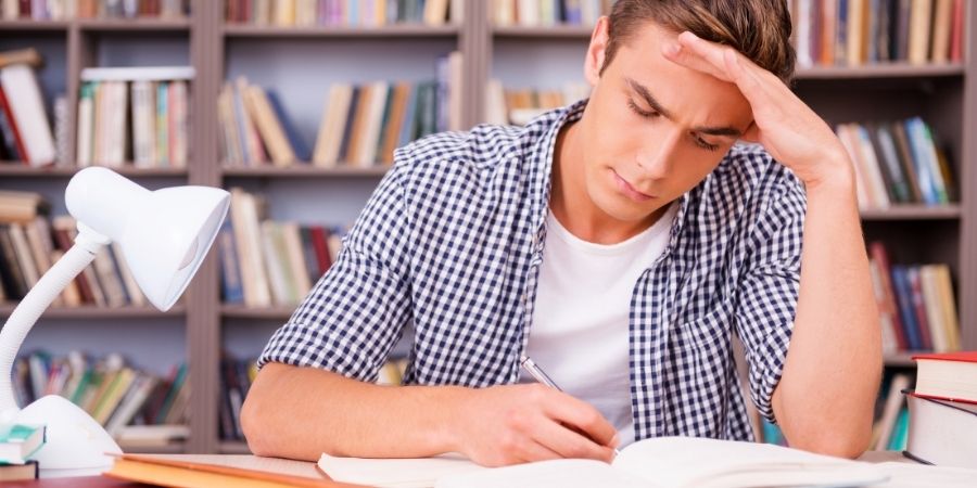 Estudiante masculino de inglés concentrado en los estudios por 90 días en Irlanda
