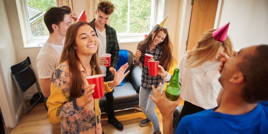 Estudiantes de inglés en fiesta residencial en Irlanda