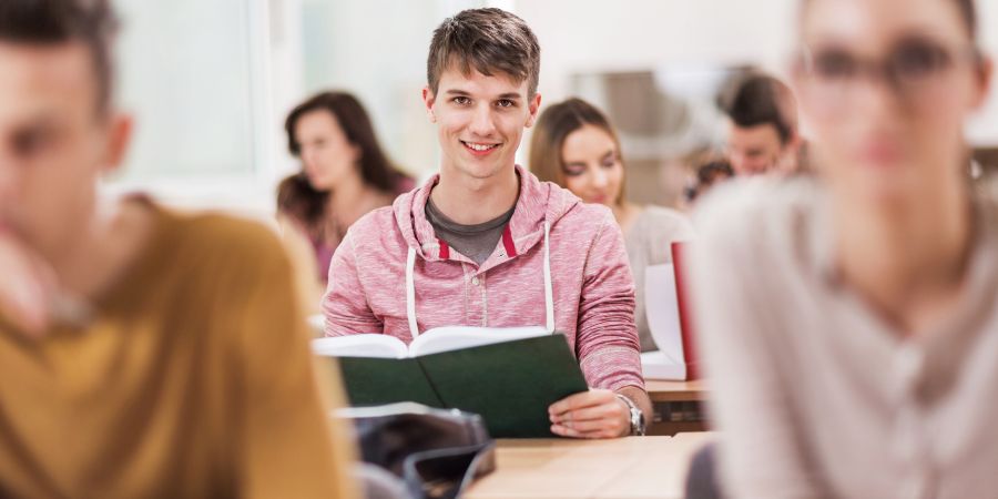 Estudiante feliz de poder con los gastos de prácticar inglés en Irlanda